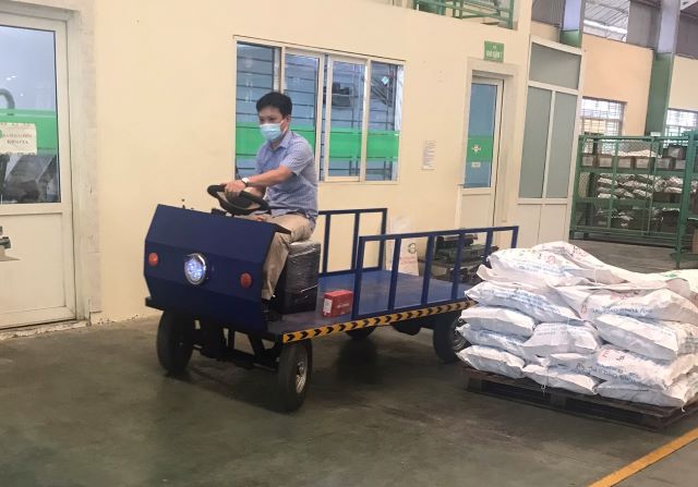 Xe điện 4 bánh chở hàng trong nhà máy tải trọng 500kg