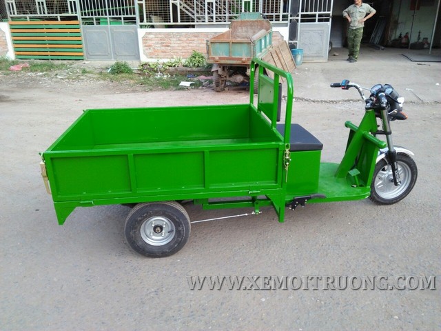 Xe chạy điện chở hàng phục vụ sản xuất làng nghề
